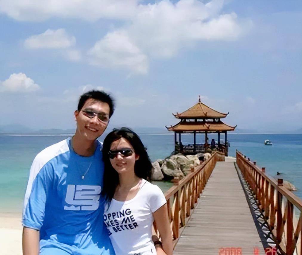 易建联:娶巴西足球宝贝荆灵,婚后连生两胎,如今妻儿都定居美国_篮球