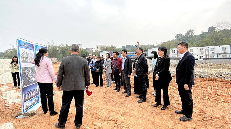 李振清主委首先来到郁南县中医院异地新建设项目实地考察.