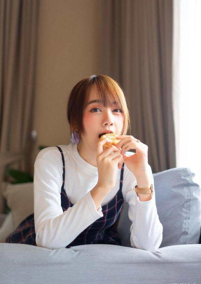 长相甜美的小女生拍居家写真,可爱的表情,青春的穿搭,让人很心动