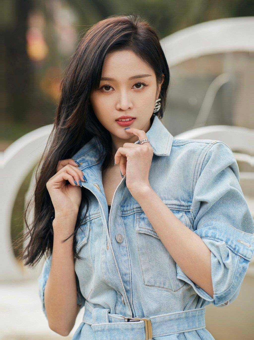 吴宣仪牛仔穿搭:温柔长发,淡雅妆容……_身姿_短裤_模样