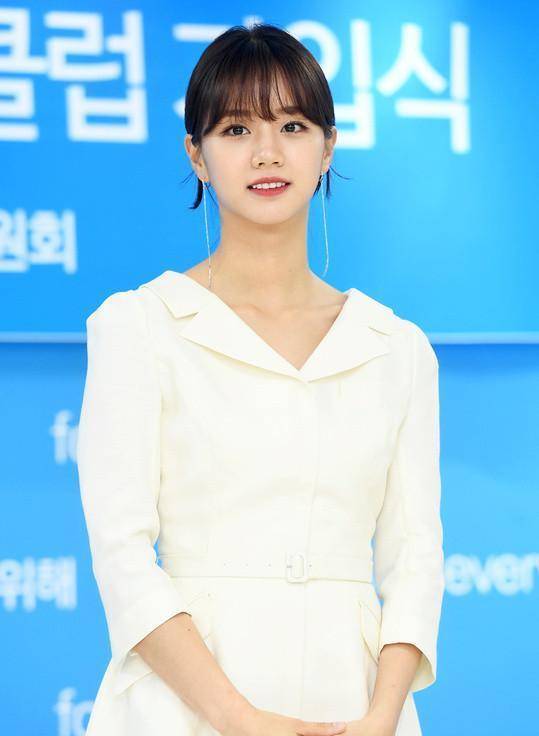 "德善"李惠利好气质!穿白色西装裙锁骨太抢眼,空气刘海更少女_裙子