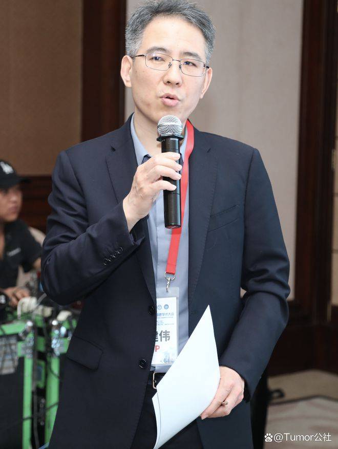 代表协会组织部主持投票环节,发放选票最后,主任委员王锡山教授表示