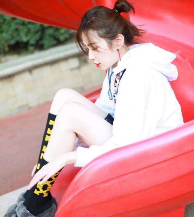 把袜子穿得一长一短,却还有电棍腿_刘美彤_个性_后很