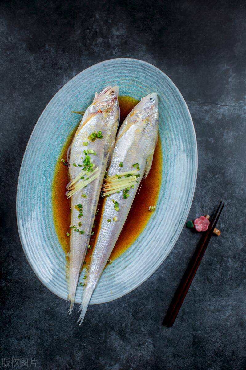 刀鱼也叫它刀鲚,毛鲚,学名叫长颌鲚.