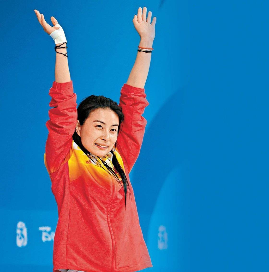 跳水女皇郭晶晶现状:生下三胎成家庭主妇,投身活动男子大加赞赏_霍启