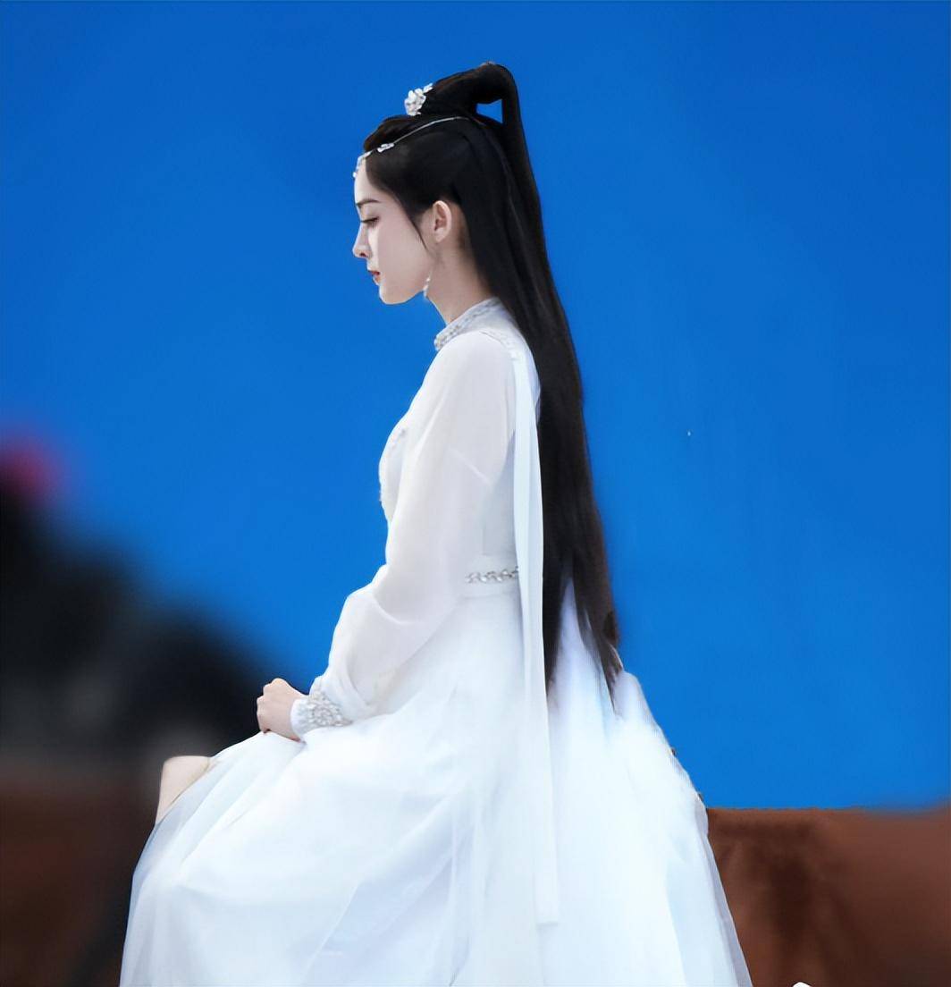 娜扎在《雪鹰领主》中饰演余静秋.她的身份是董波薛莹的妻子