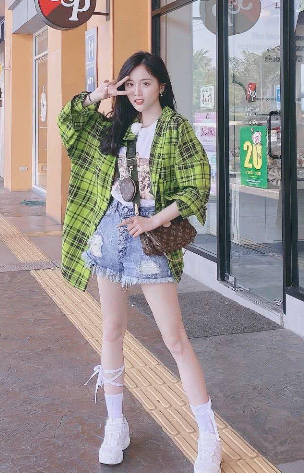 吴宣仪穿"面粉aj"把鞋带绑腿上,当她伸腿的那刻,女生都跪了_一身_火箭