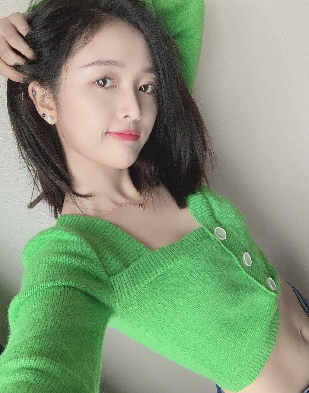 你看吴宣仪一件绿色针织衫加身,短款的设计其实也是露腰装的款式啦!