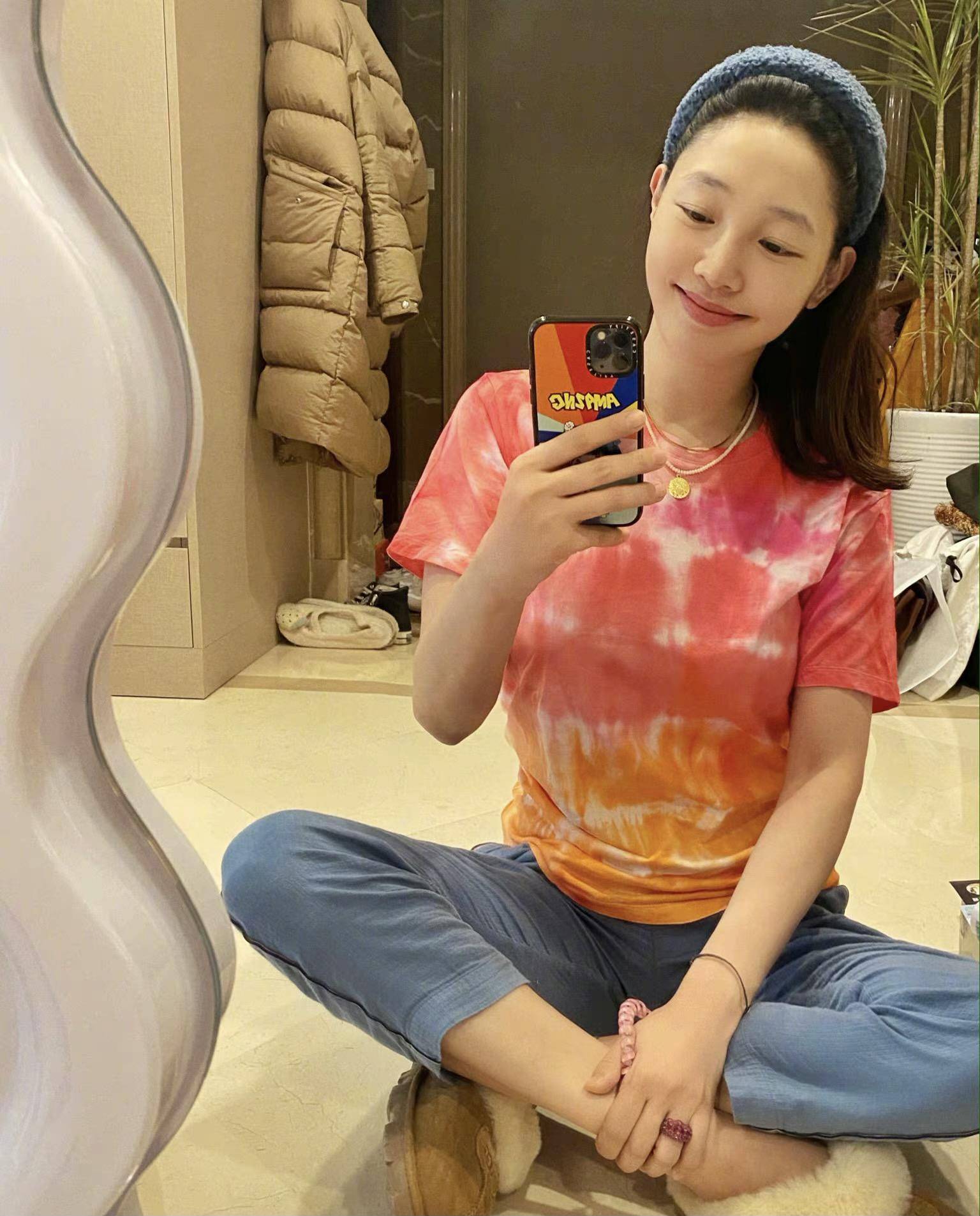 白百合分手后持家有道,自己扎染t恤,素颜自拍成穿搭狂人?