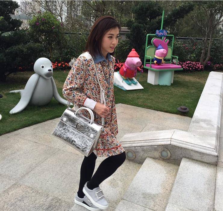 甘比穿衣有讲究,大牌也能穿出朴实无华感,她的聪明之处不止这些