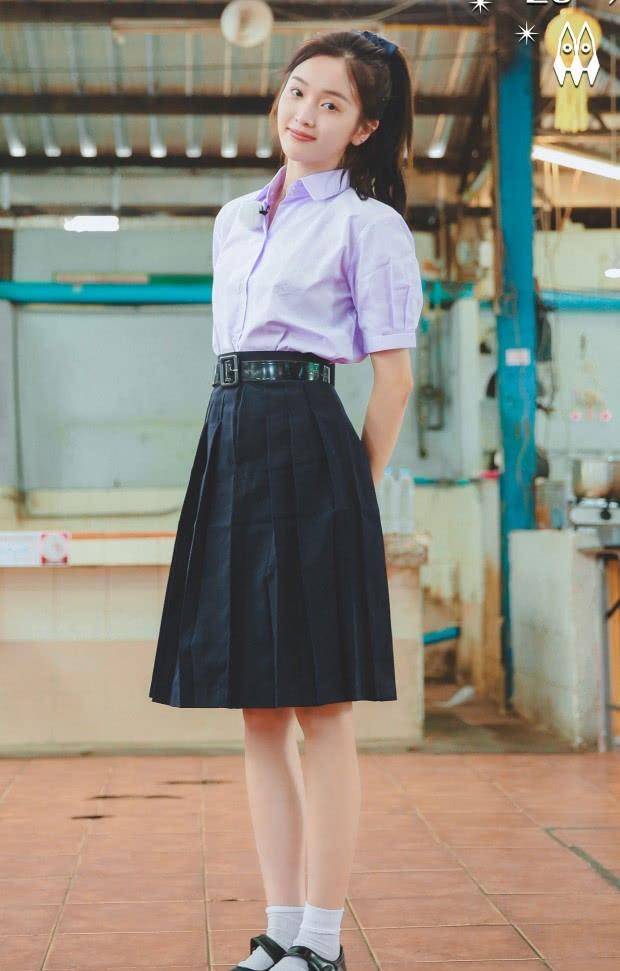 吴宣仪穿"面粉aj"把鞋带绑腿上,当她伸腿的那刻,女生都跪了_一身_火箭