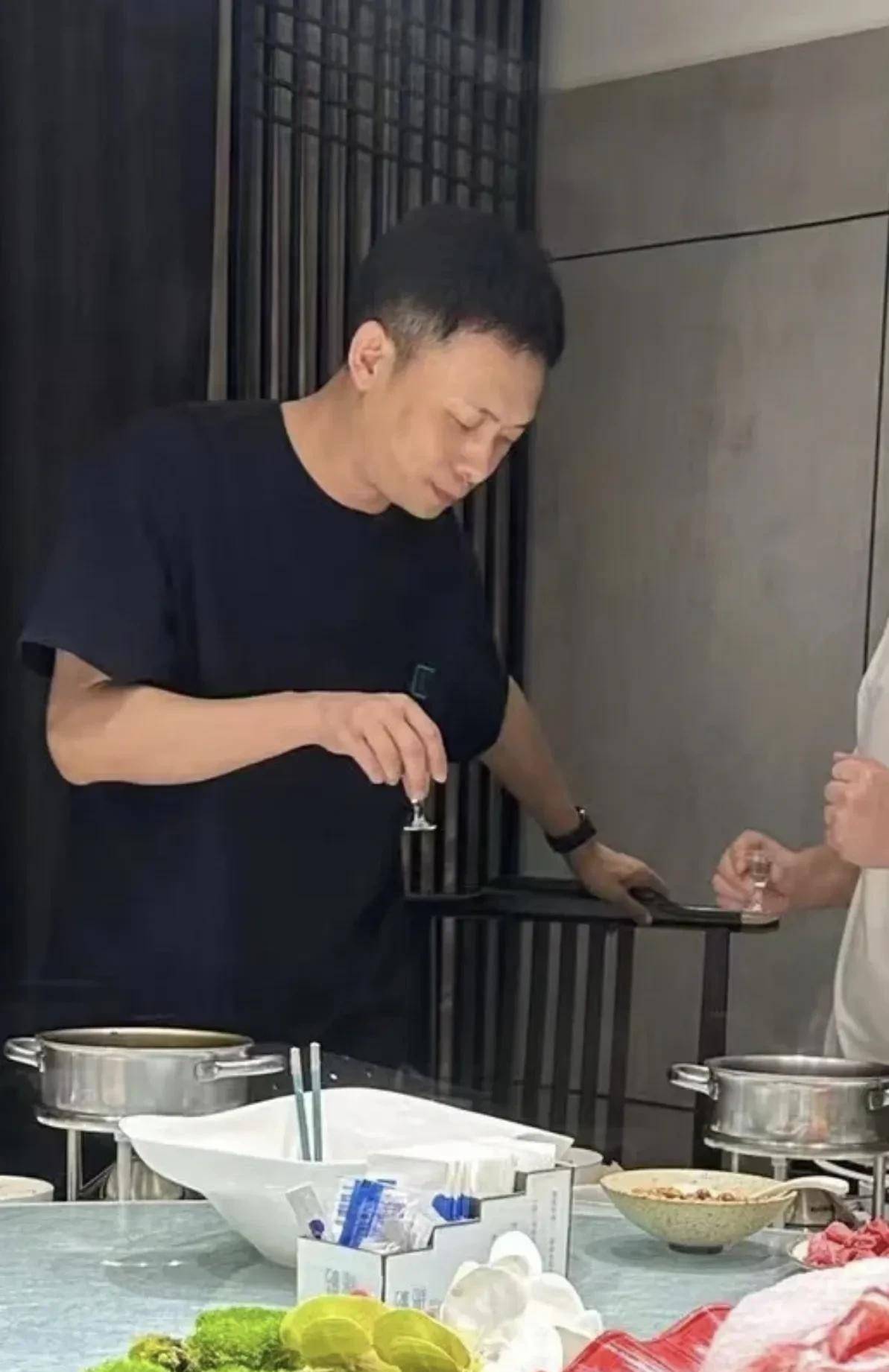 参加豪华酒局,弯腰敬酒太卑微,穿千元短袖引争议_网友_聚餐_大佬