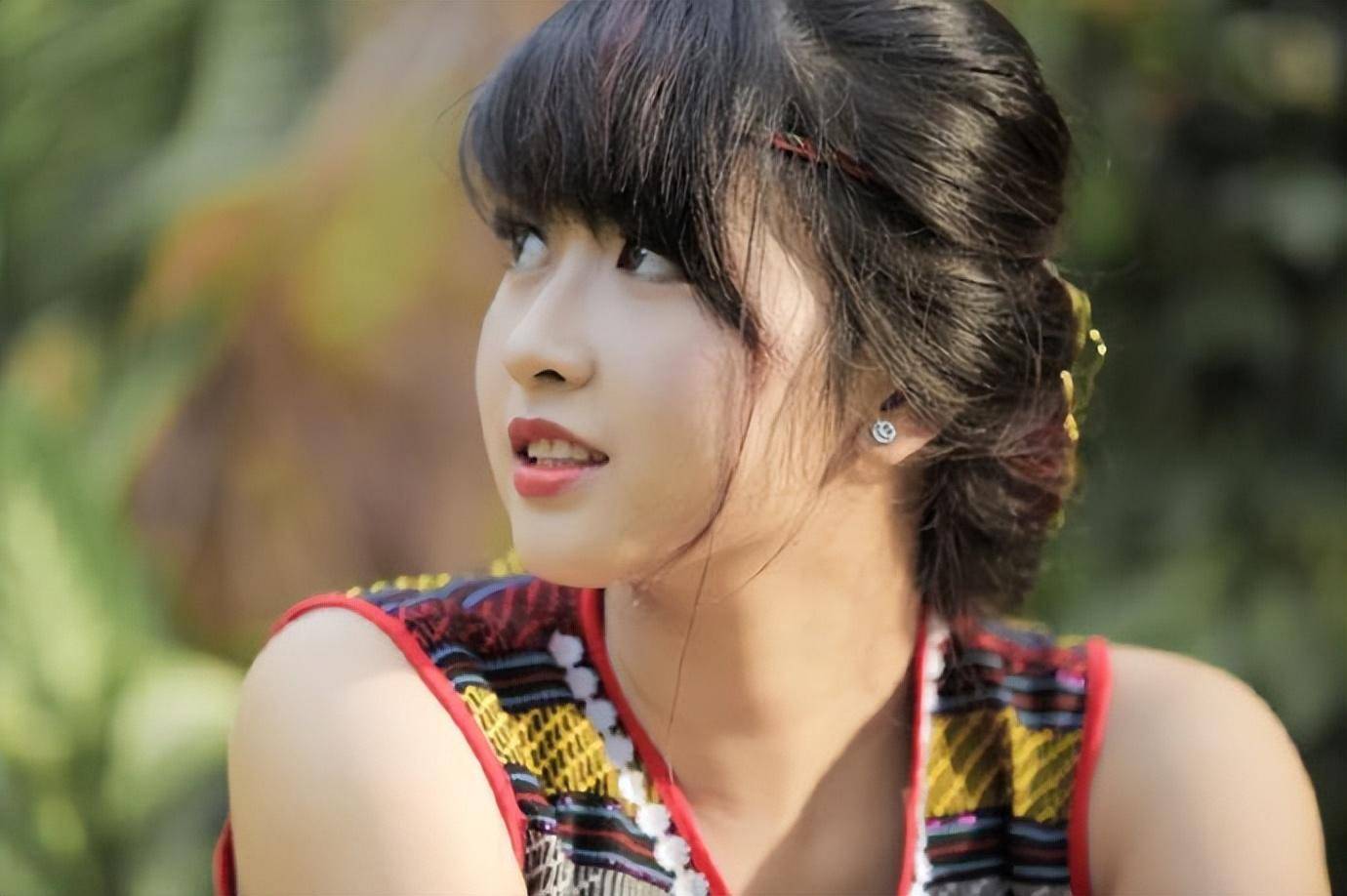 缅甸姑娘在河边做饭,抬头的那一瞬间太惊艳,真想让人娶回家_旅游_生活