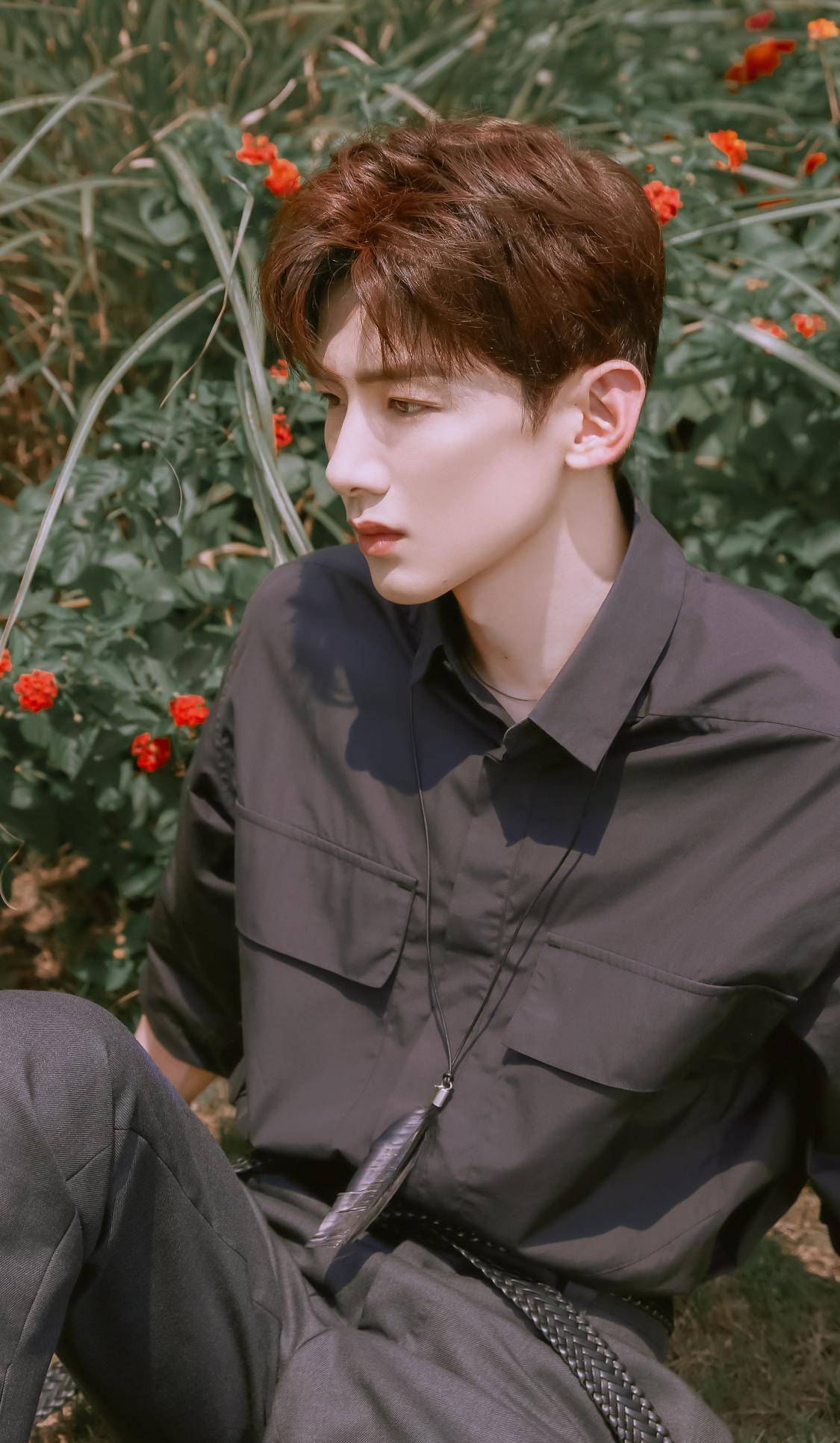 清秀暖男,平静安逸,白敬亭黑白穿搭,儒雅清新,尽显潇洒帅气_休闲_黑色