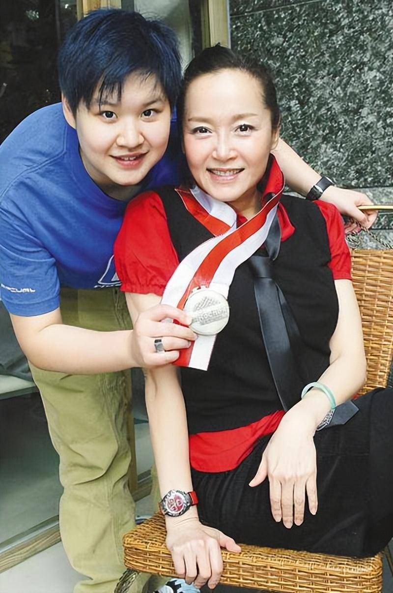 她5岁出道,中学3年级辍学拍戏,2任丈夫1个女儿,结婚全凭冲动_恬妞_叶