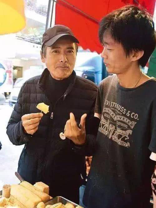 周润发非常喜欢去菜市场买菜.每次他看起来都很随意和奔放.