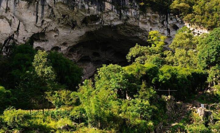 這個洞穴就在貴州紫雲縣的一個小村莊裡面,位於1800米左右的海拔上.