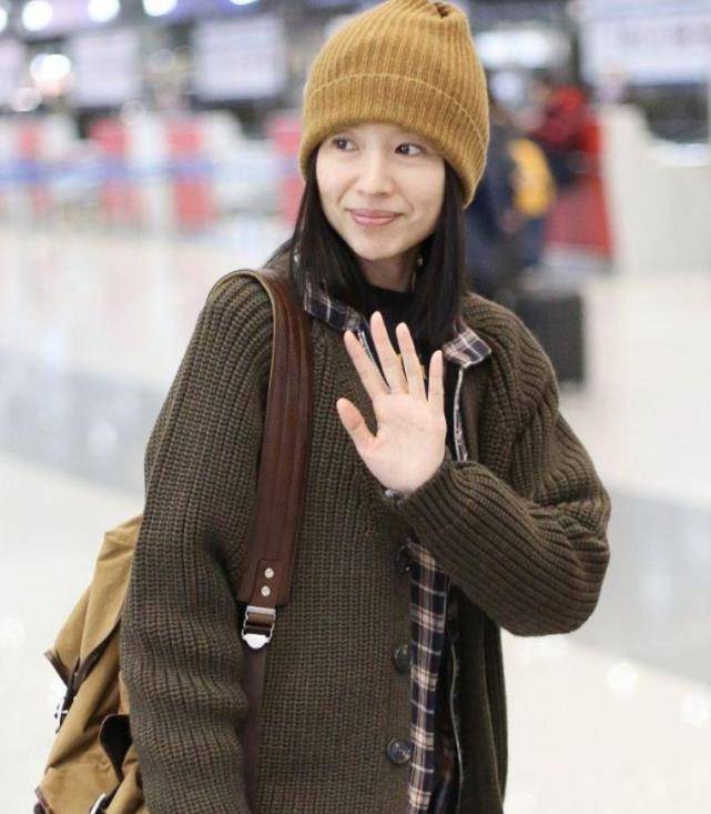 39岁董洁素颜走机场,皱纹严重显老态,原来女星全靠修图_不知道_时尚