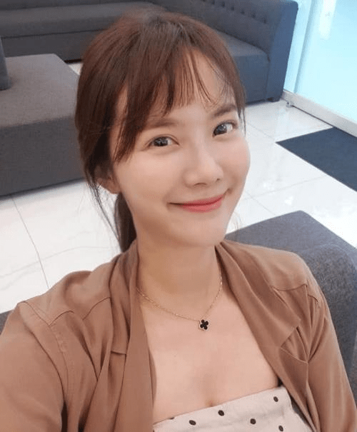 刘荷娜躺在公公腿上,颜值也不如夏之星时期_网友_照片_朴道宪