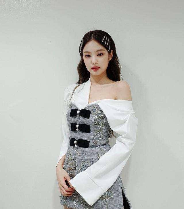 队伍里面可甜可咸的jennie金智妮因为时而高冷让人不可接近的女啥范