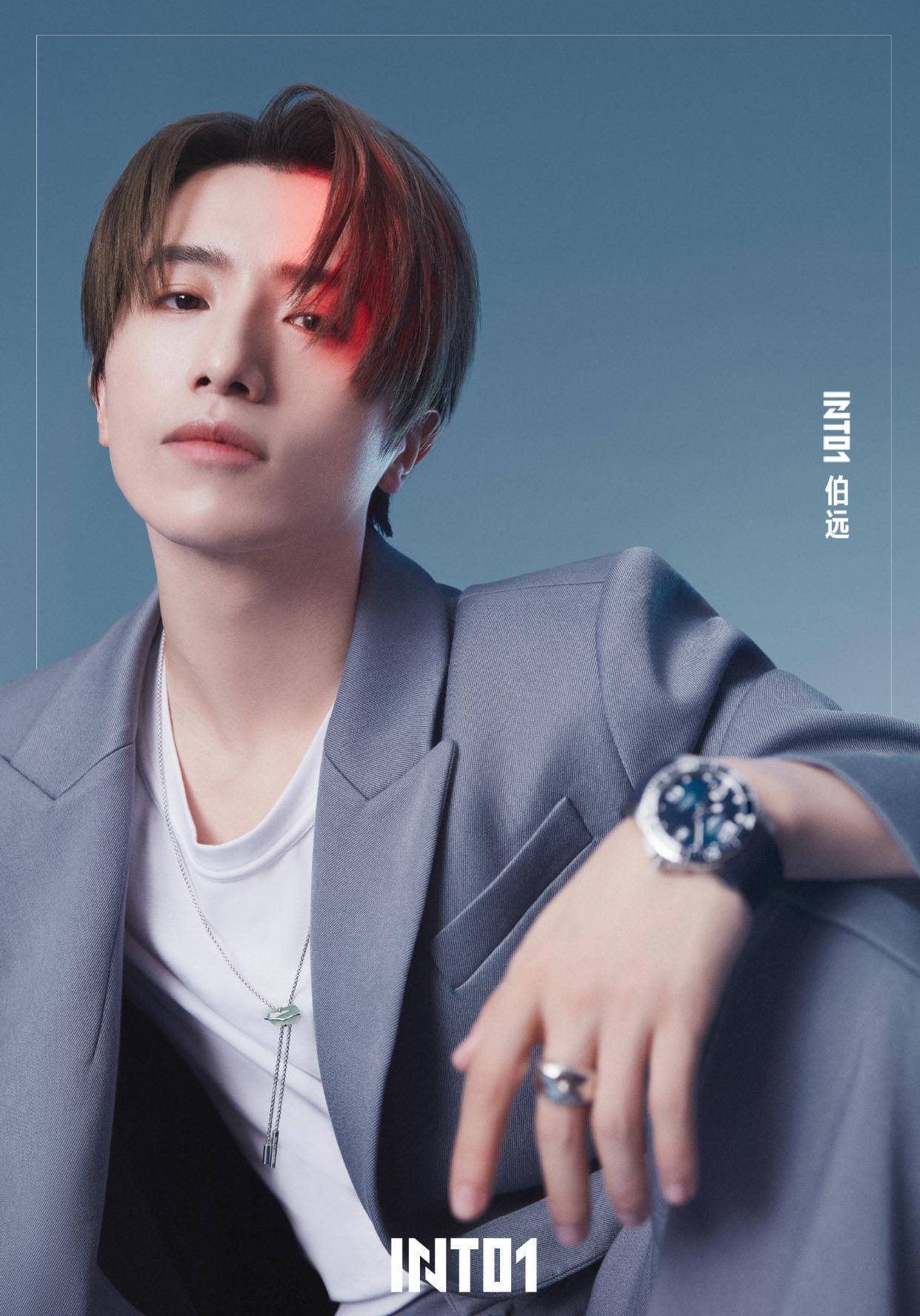 into1最新官博帅照太养眼粉丝好幸福._少年_西装_官博太
