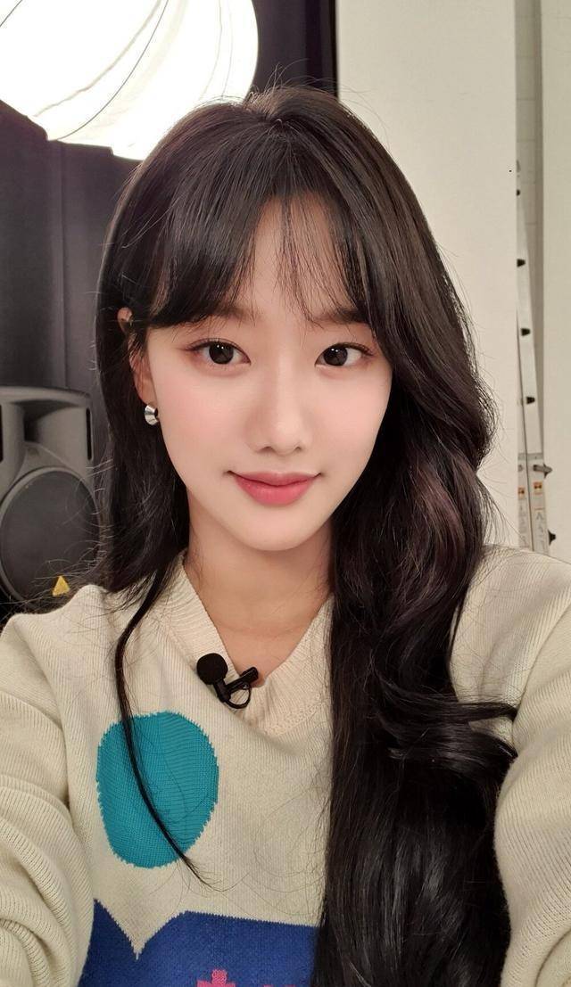 最后这个厉害了,成员直接怒视李玹珠,这一幕如今在