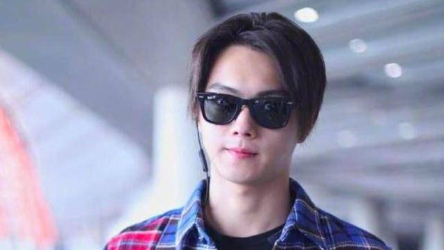 30岁张艺兴舞台彩排胖一圈,脸部臃肿略显发福,快速离开不理路人_明星