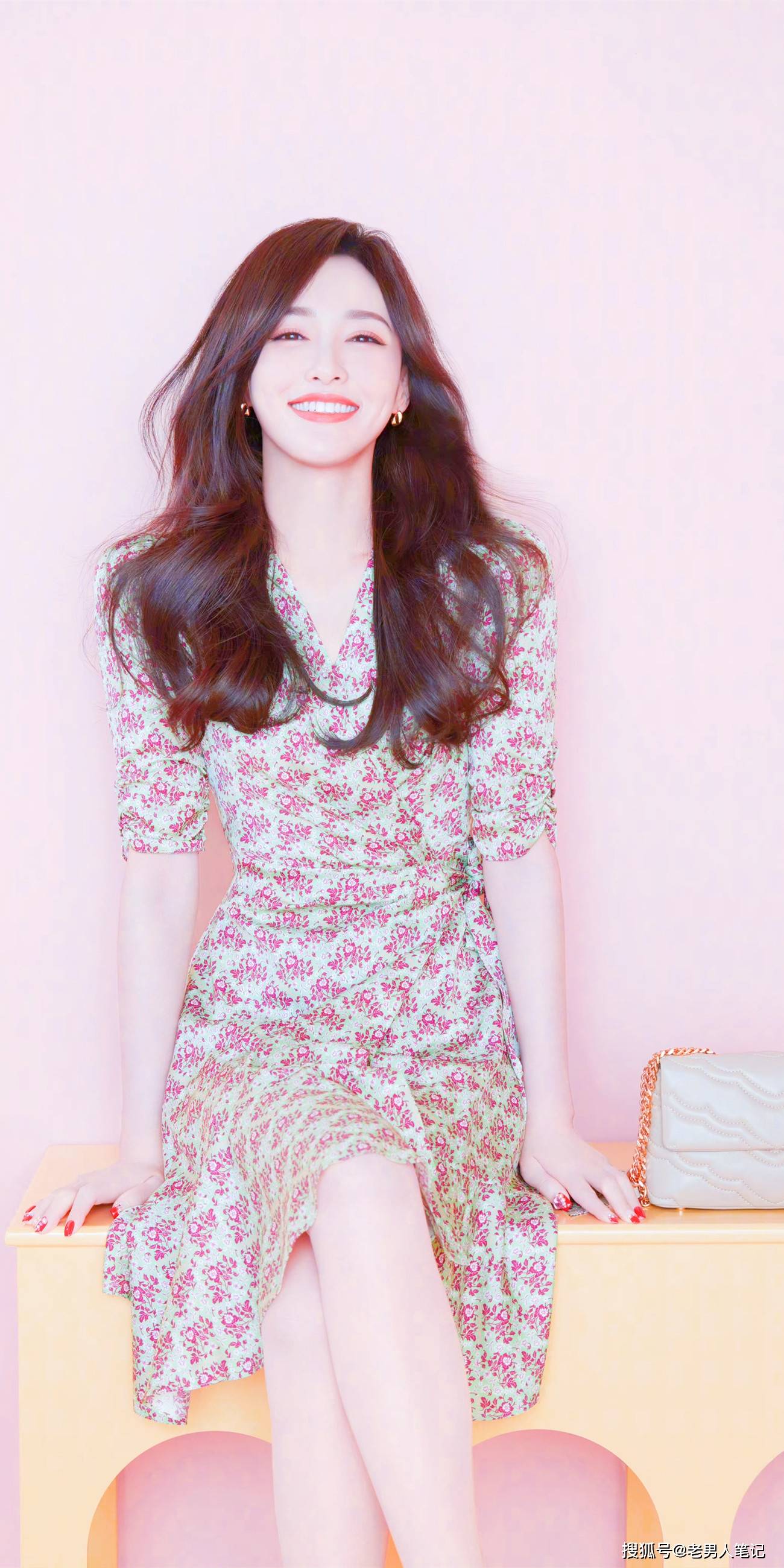 这套穿搭以鲜艳的红色为主调,花瓣状的碎花图案在春季