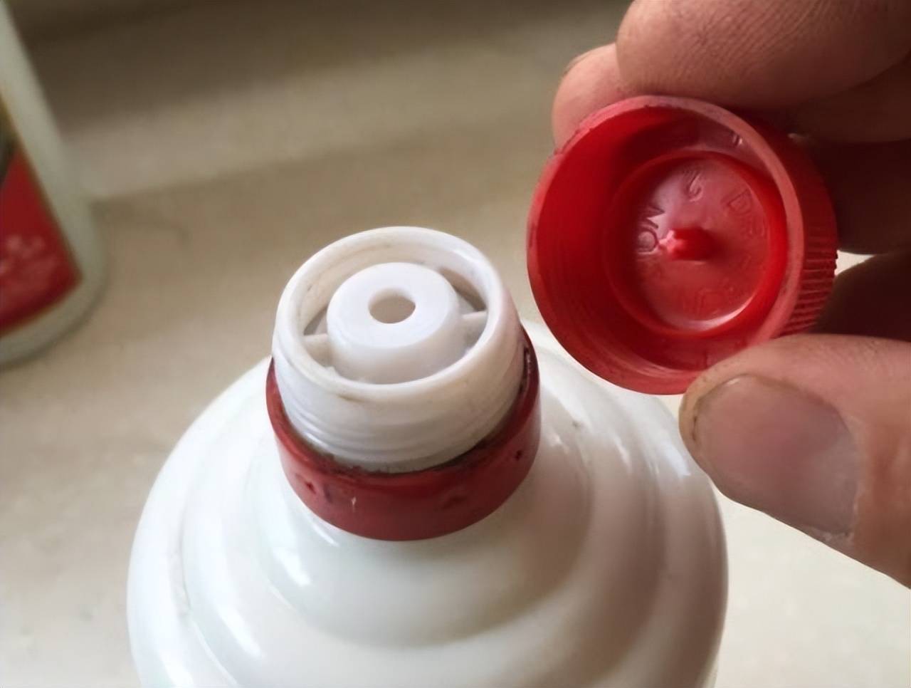 茅台酒瓶口的两颗珠子是干什么用的?