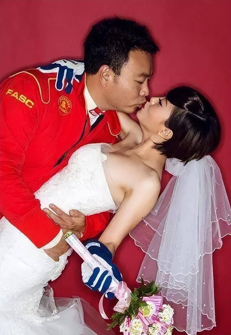 其实,原华现在已经又有了家庭,现任老公是圈外人,她还曾经在社交空间