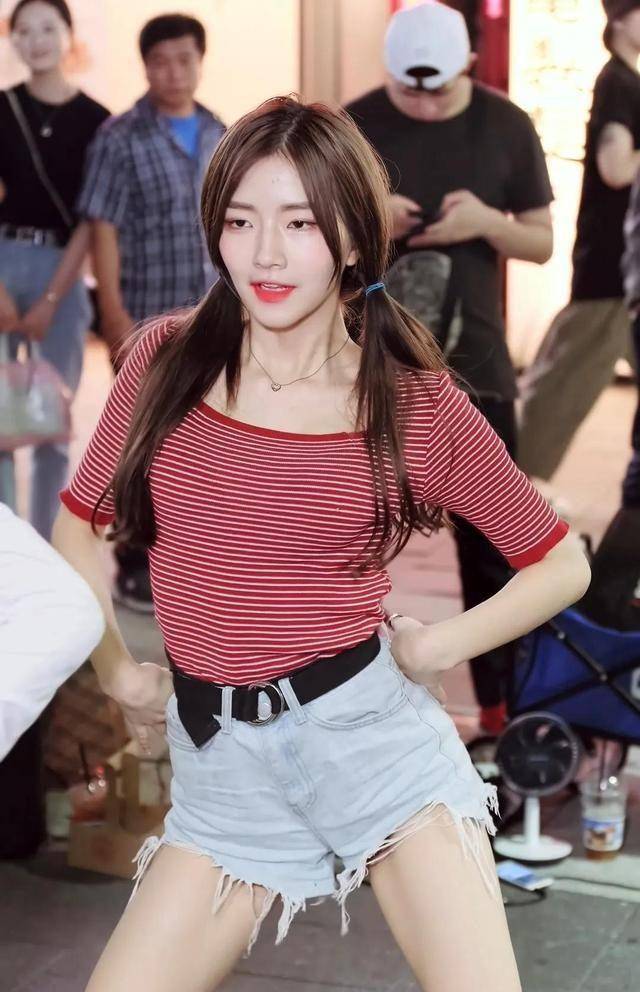 韩国路演女神clocksally_因为_花中_莎莉