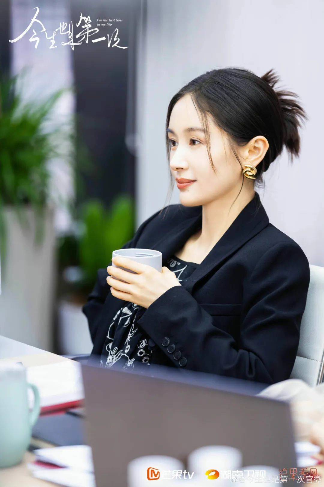 明星|快来get殷桃 万茜 王子文的治愈姐系穿搭_衬衫_职场_剧中