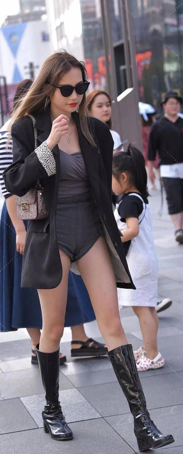 与高筒靴的霸气搭配是三角短裤,令您魅力倍增!_个性化_美女_黑色
