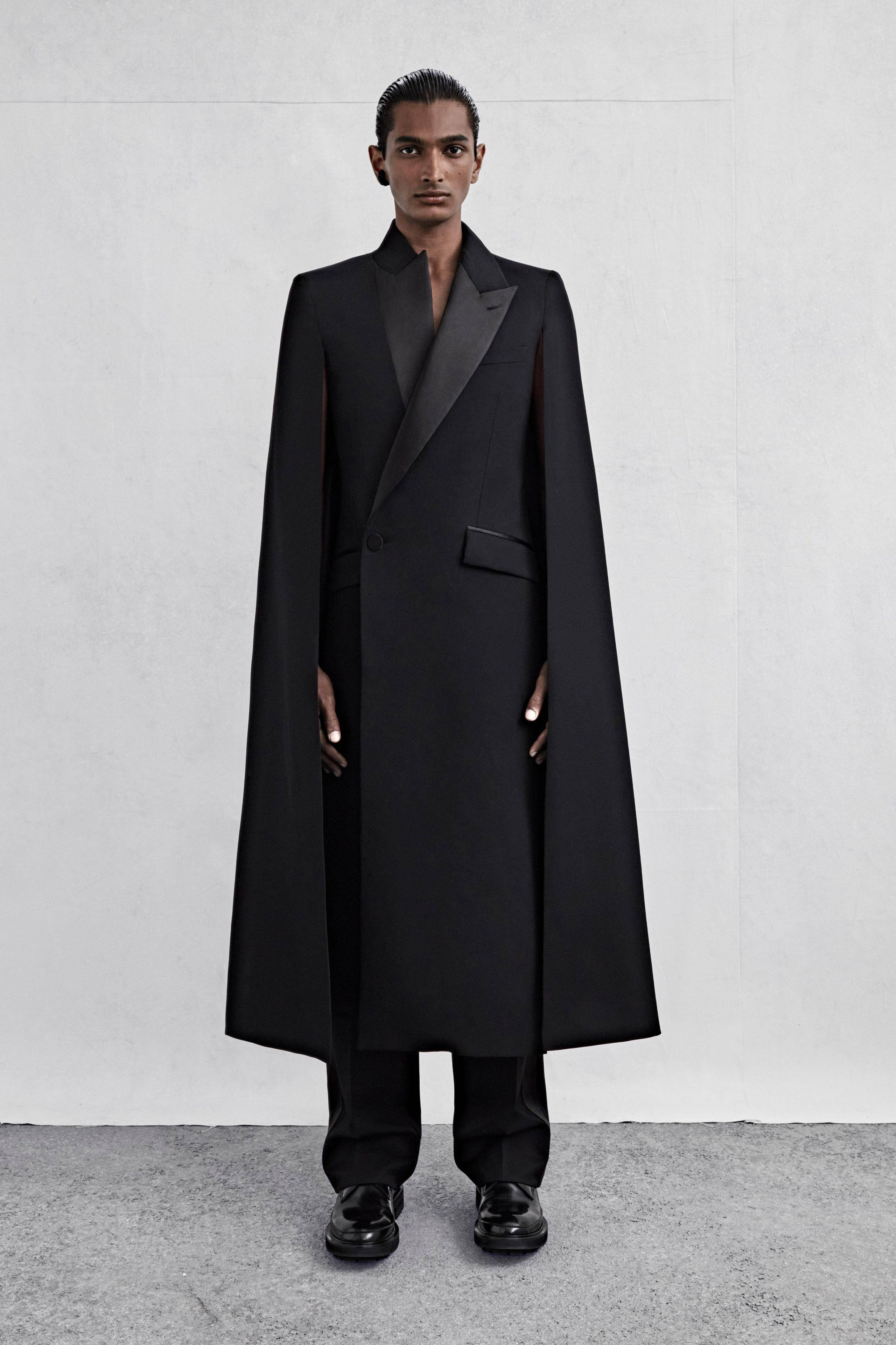 尽管时间上稍许混乱,但是设计师对本季麦昆男装的设计还是一如既往地