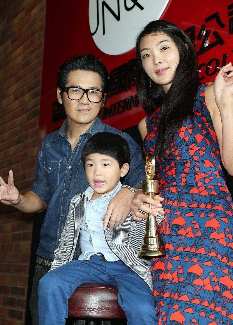 曹格一家合体现身,老婆太高曹格被衬成小矮人,儿女都是锅盖头_吴速玲