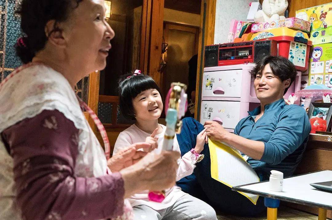 文姬》:痴呆奶奶带着儿子抓凶手_头元_孙女_影片