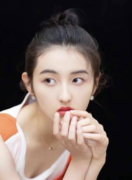 妹妹张子枫太可爱了,丸子头搭配简约连衣裙看起来好干净,少女感十足