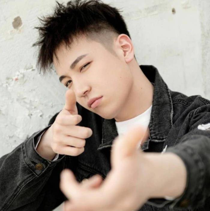 小时候,王九龙和郭麒麟是生活在一起,他看到表弟郭麒麟减肥变帅后,心