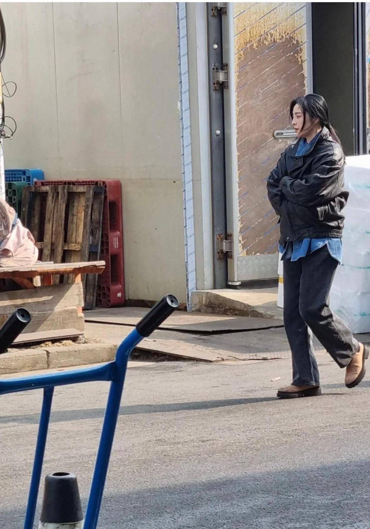 女子为圆演员梦到国外拍戏,片场路透照曝光,穿着邋遢面容憔悴_相关