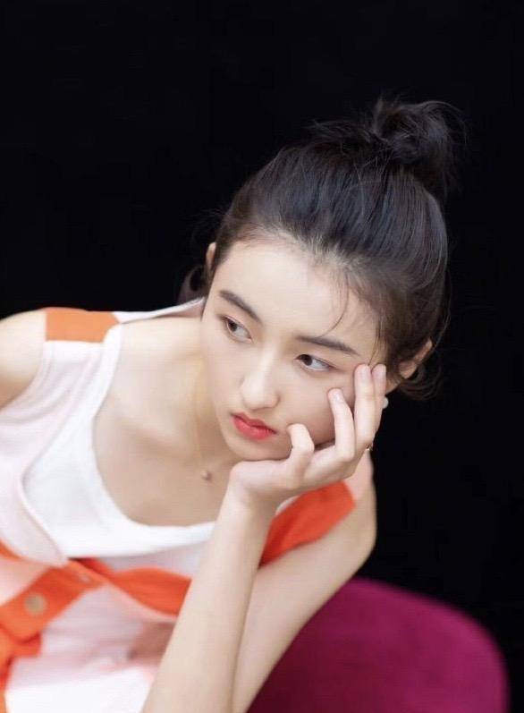 妹妹张子枫太可爱了,丸子头搭配简约连衣裙看起来好干净,少女感十足