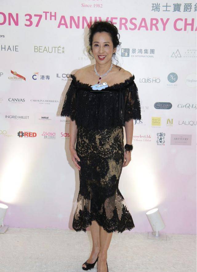 朱玲玲的好身材真出名,穿一款抹胸礼服各种抢镜魅力_裙装_显得_的设计