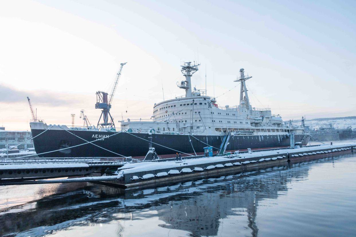 实拍俄罗斯第一艘破冰船,停靠在不冻港内,现成为著名景点!