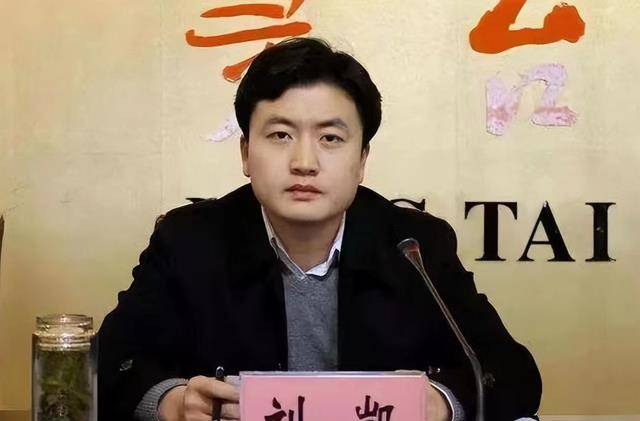 于是后来,这位年轻的北京大学博士研究生,顺利成为甘肃省嘉峪关市市长