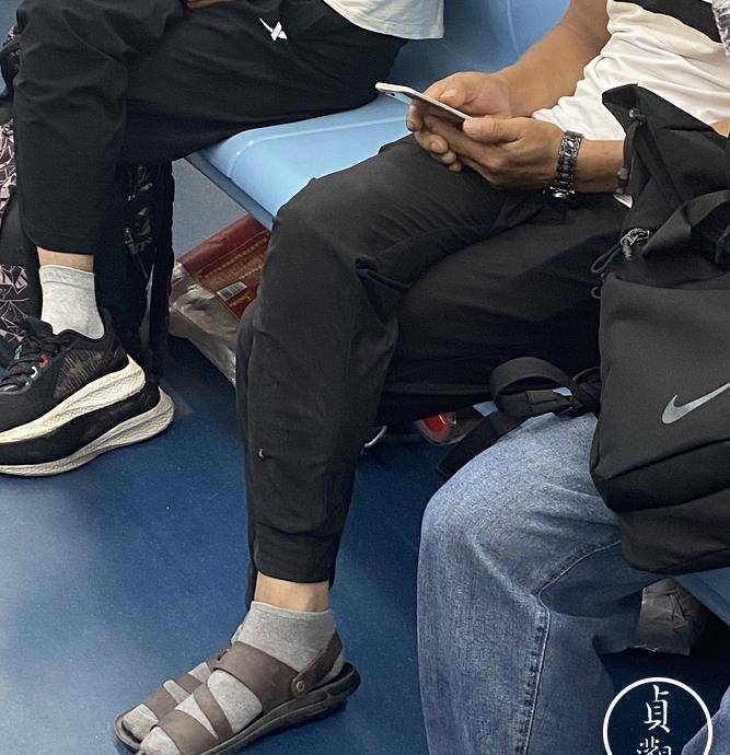 穿着尼龙袜皮凉鞋的西安老头,值得你叫一声北北_夏天_大哥_朋友