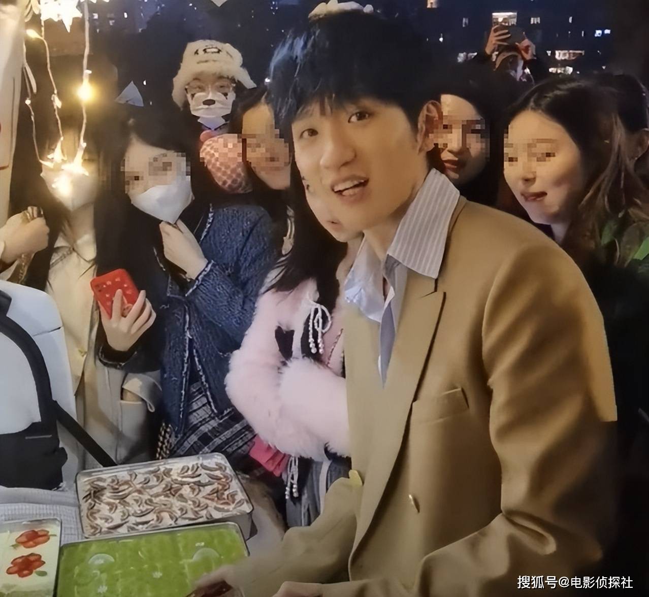 富二代罗成开豪车摆地摊惹争议,本人回应:下次租个便宜点的车_罗昊