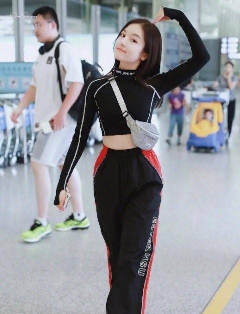 娱乐圈的女团腰,张萌机场送福利,44岁刘敏涛红礼服太惊艳_身材