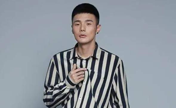 被遗忘的渣男,李荣浩成名后抛弃同居4年女友,转头追现妻杨丞琳_路遥