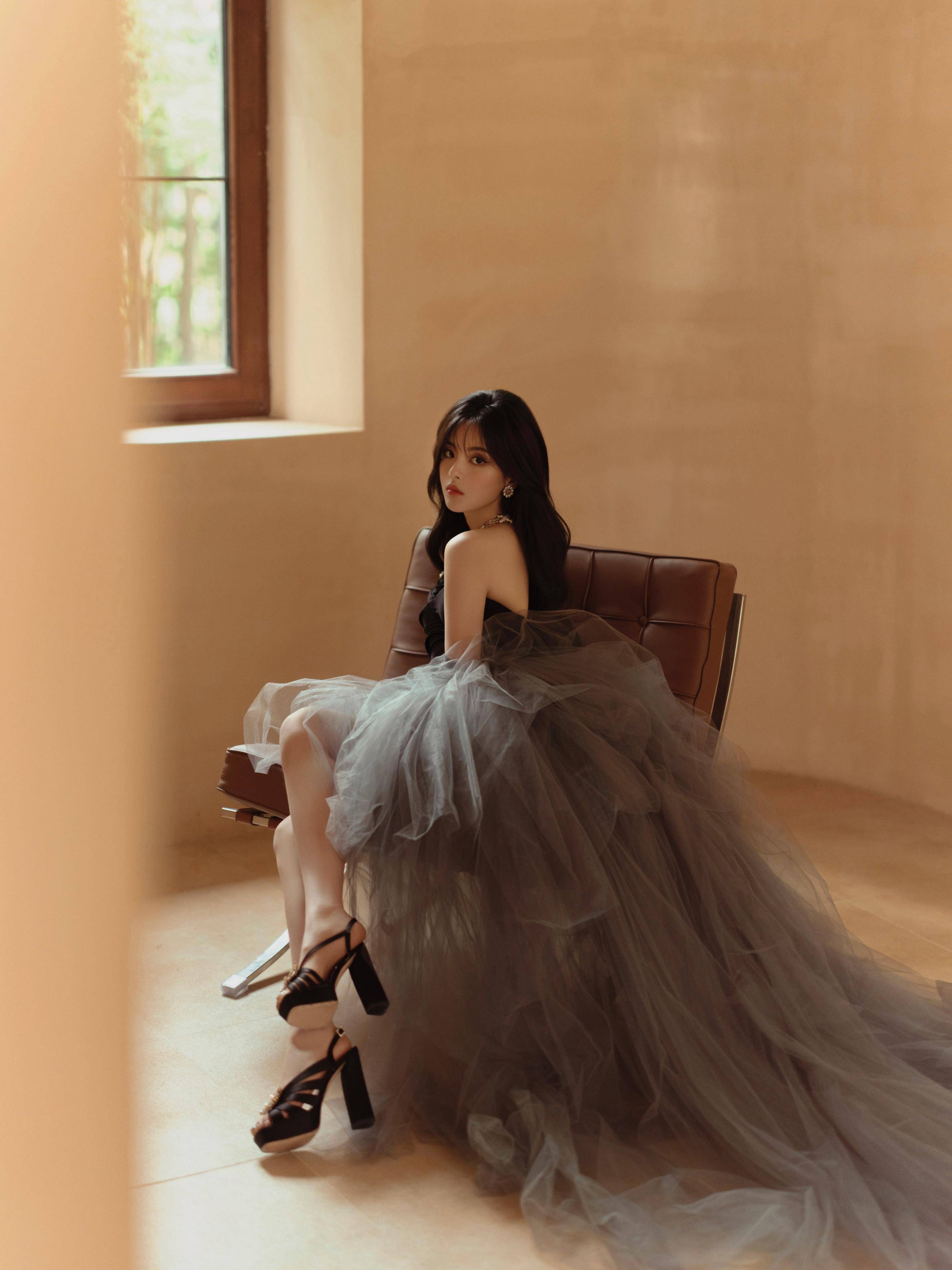 杨超越丝绒雾霭蓝礼服写真,妆容精致,旖旎氛围感十足_造型_皮肤_魅力