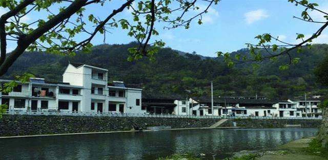 这个古村落就是明溪村,位于浙江省宁波市奉化区溪口镇.