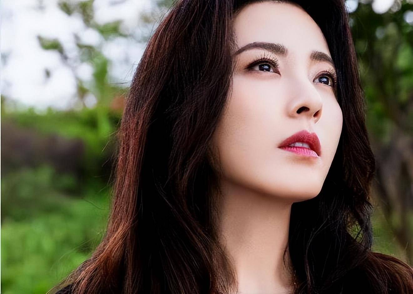 曾黎现身时装周,风采不减当年,200年一遇的美女当真气质非凡_中戏